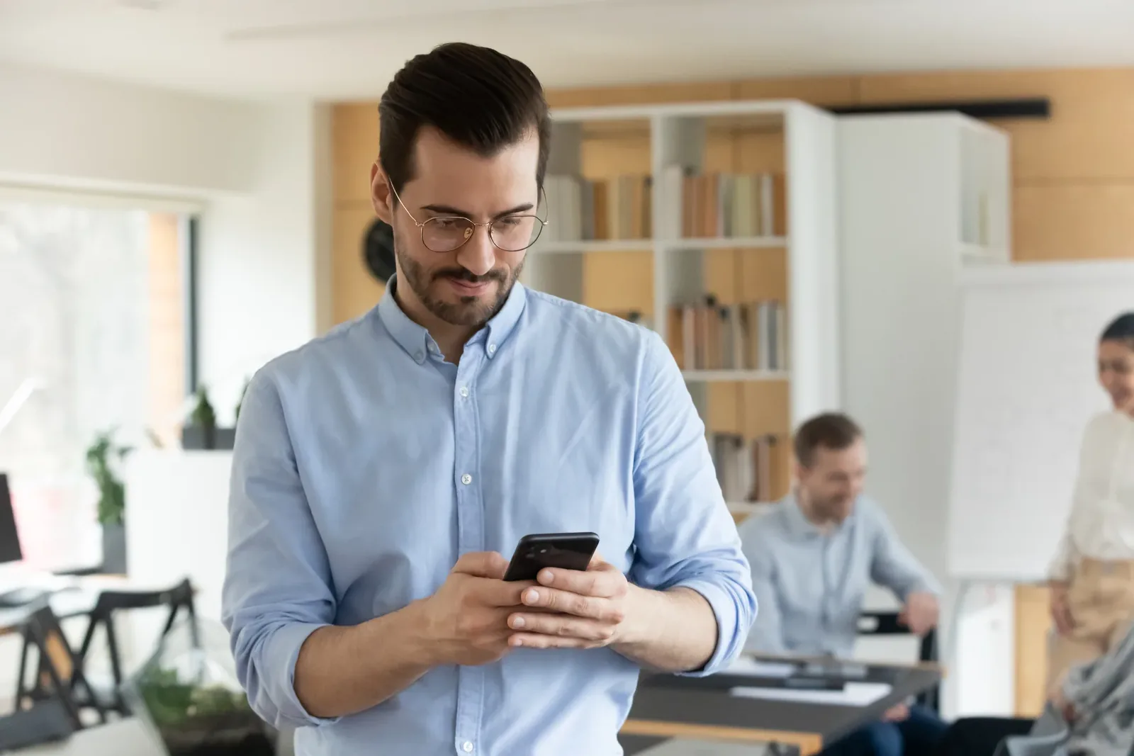 Colaborador solicitando una ausencia desde su celular