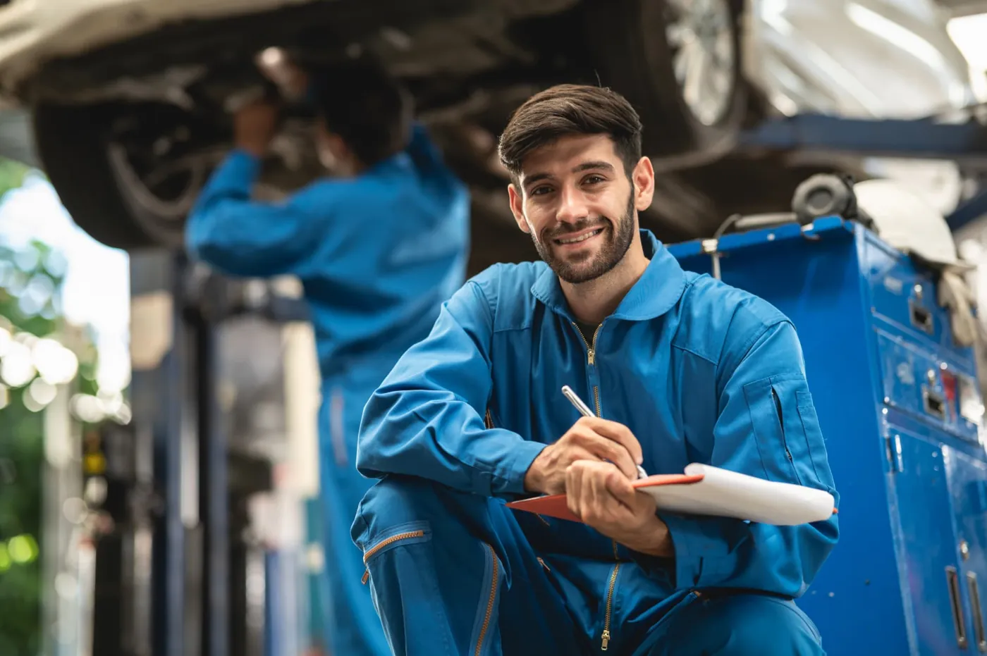 Mariano López sonriendo en el taller de la concesionaria, con su planilla de control de servicio en la mano