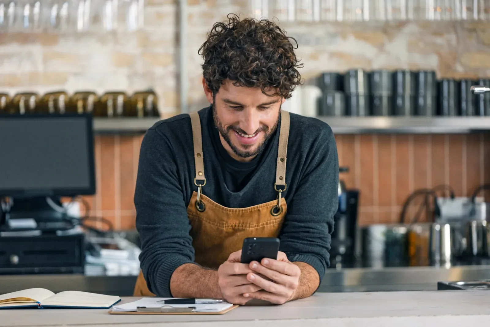 Colaborador de restaurante usando el portal de Naaloo desde su celular