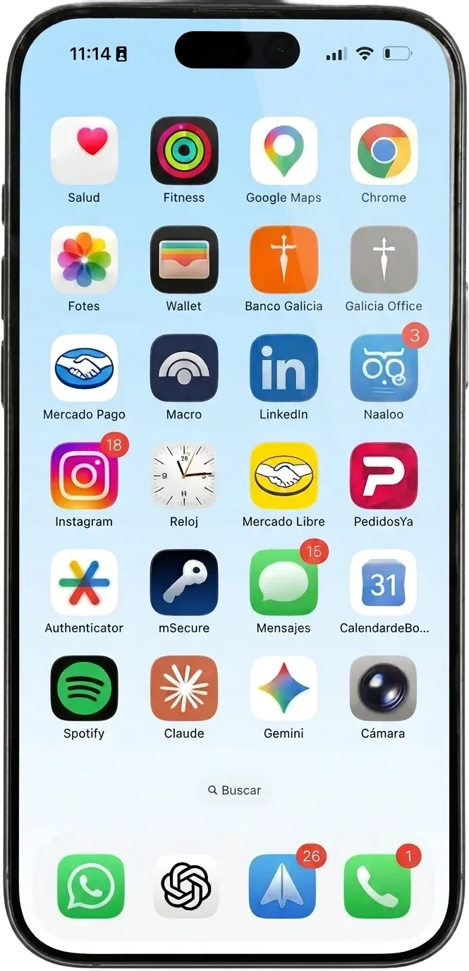 Colaboradora del local viendo en su celular la app de Naaloo con una solicitud de vacaciones aprobada