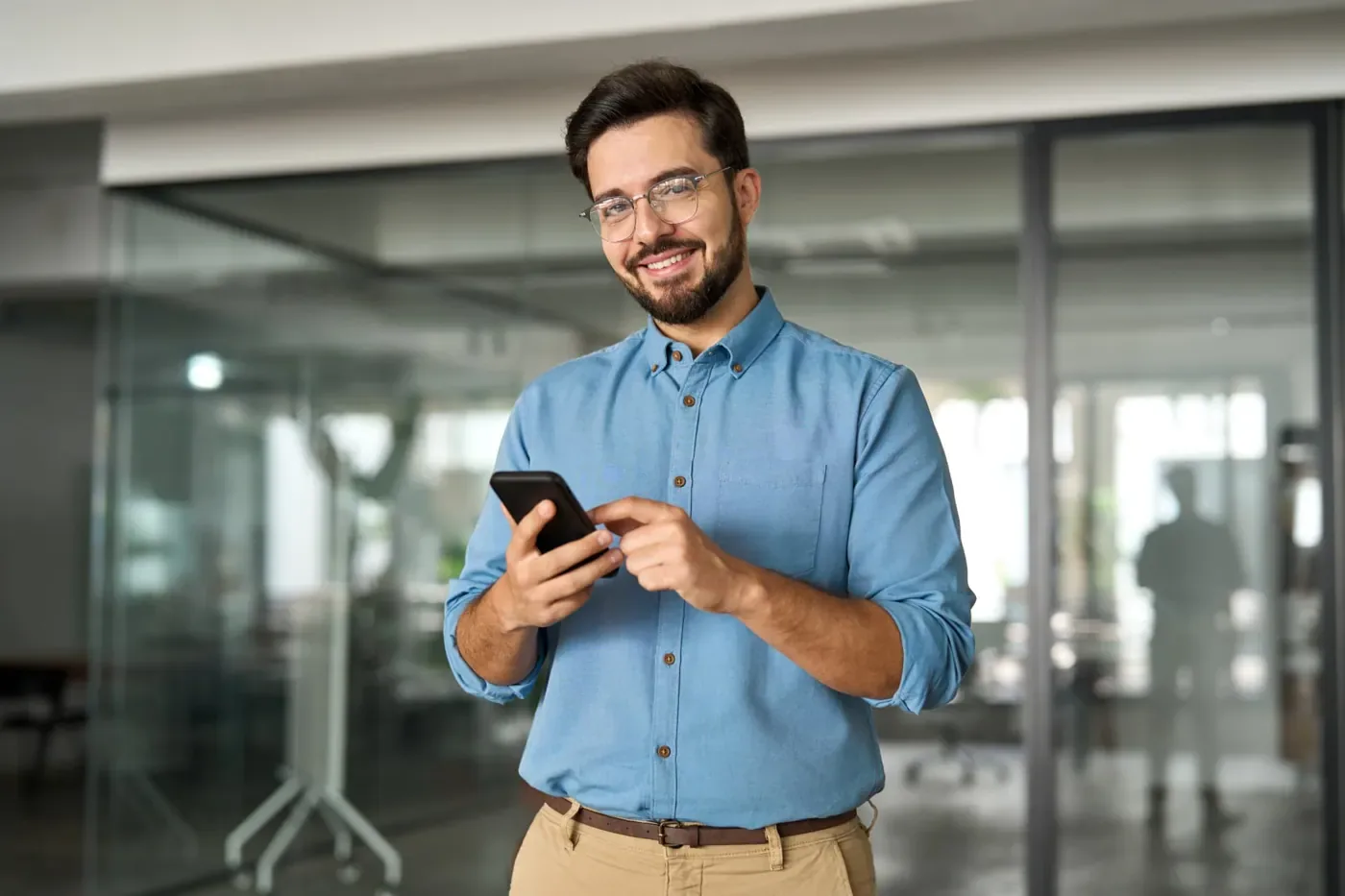 Colaborador de hotel usando el portal de Naaloo desde su celular