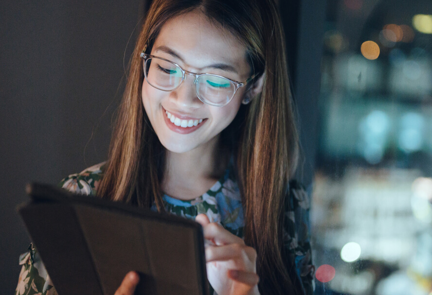 Mujer usando una tablet