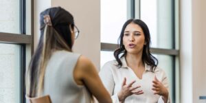 Ejemplos de escucha activa en empresas